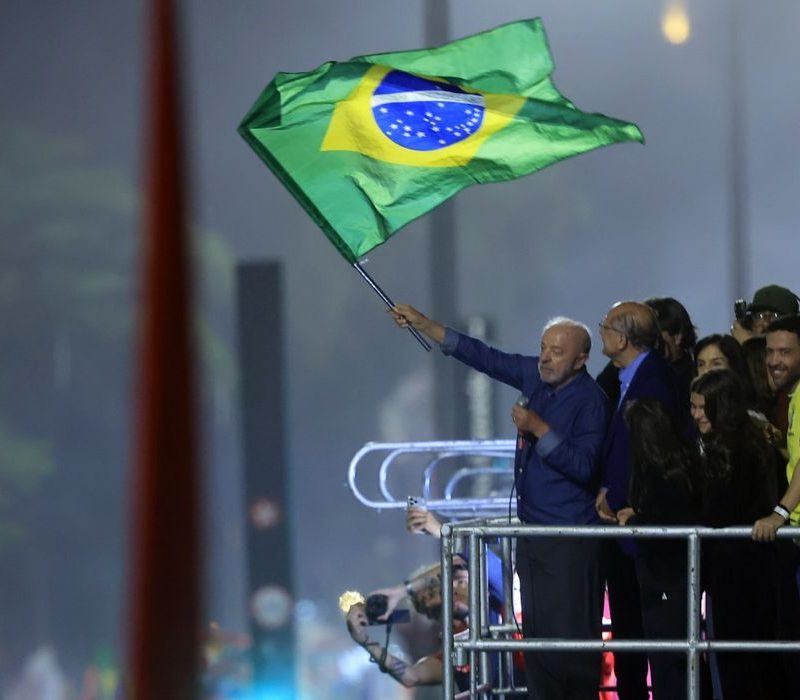 Em festa da vitória, Lula pede que público cante Hino da Independência