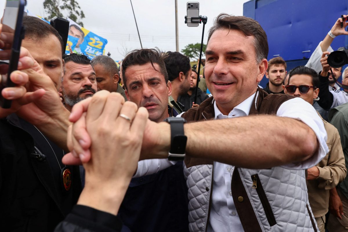 Em posts apagados, Flávio Bolsonaro critica Bolsa Família e diz que 'PT perpetua pobreza com bolsa-farelo'