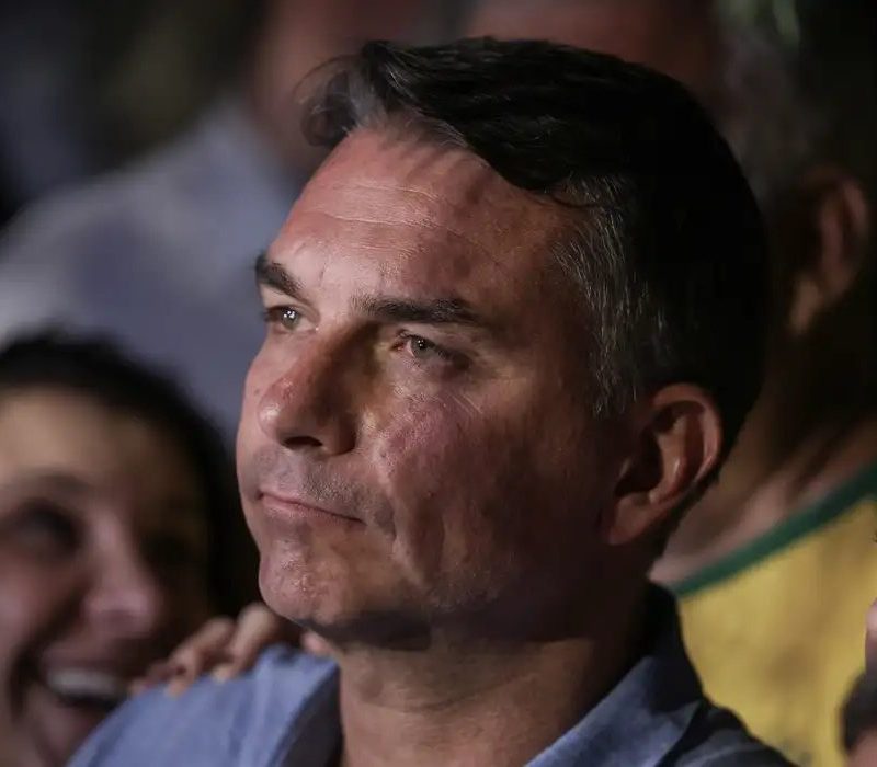 Em sabatina, Flávio não explica propostas e faz acusações sem provas