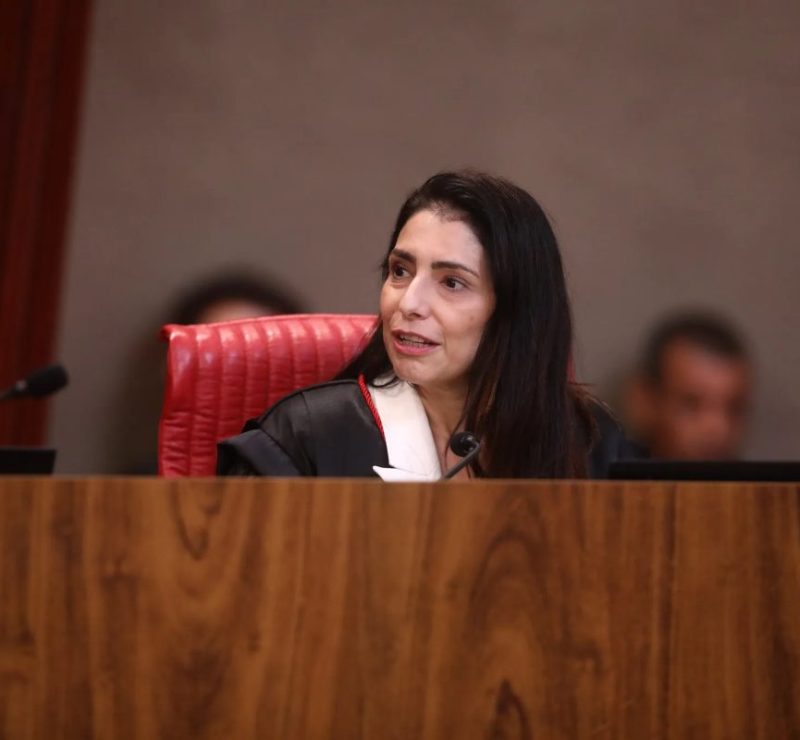 Em sessão, Estela Aranha relata sobrecarga no TSE e diz despachar até 50 processos por dia