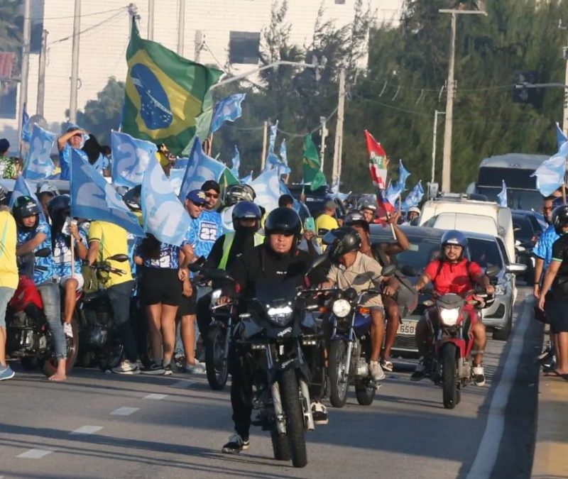 Em último dia de campanha, apoiadores de Flávio Bolsonaro (PL) e Lula (PT) realizam manifestações em Fortaleza