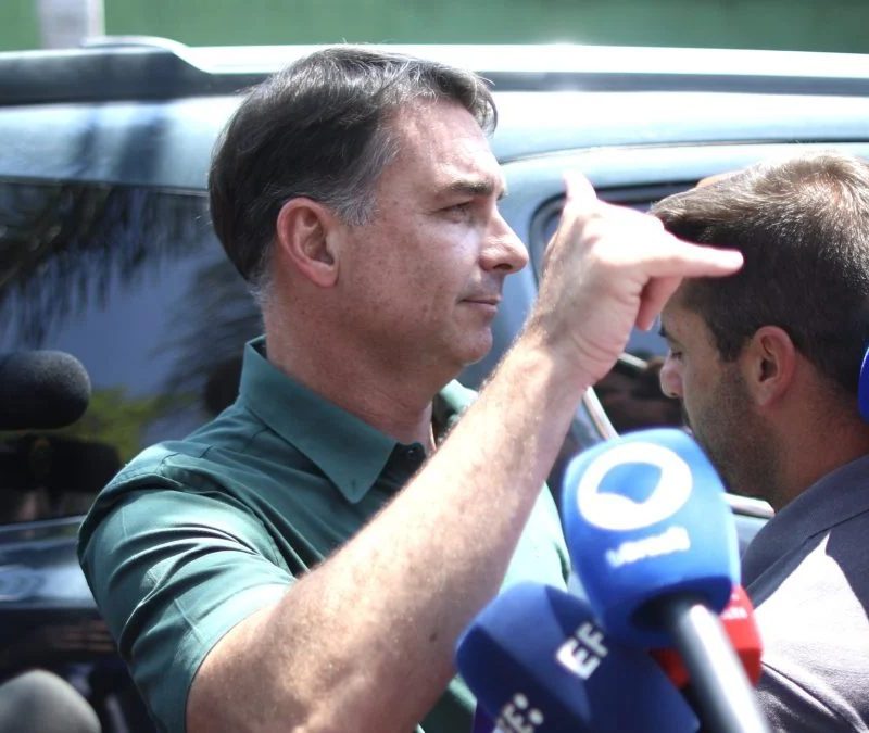 Empresa de investigado por fraude no INSS pagou voos de Flávio, diz jornal
