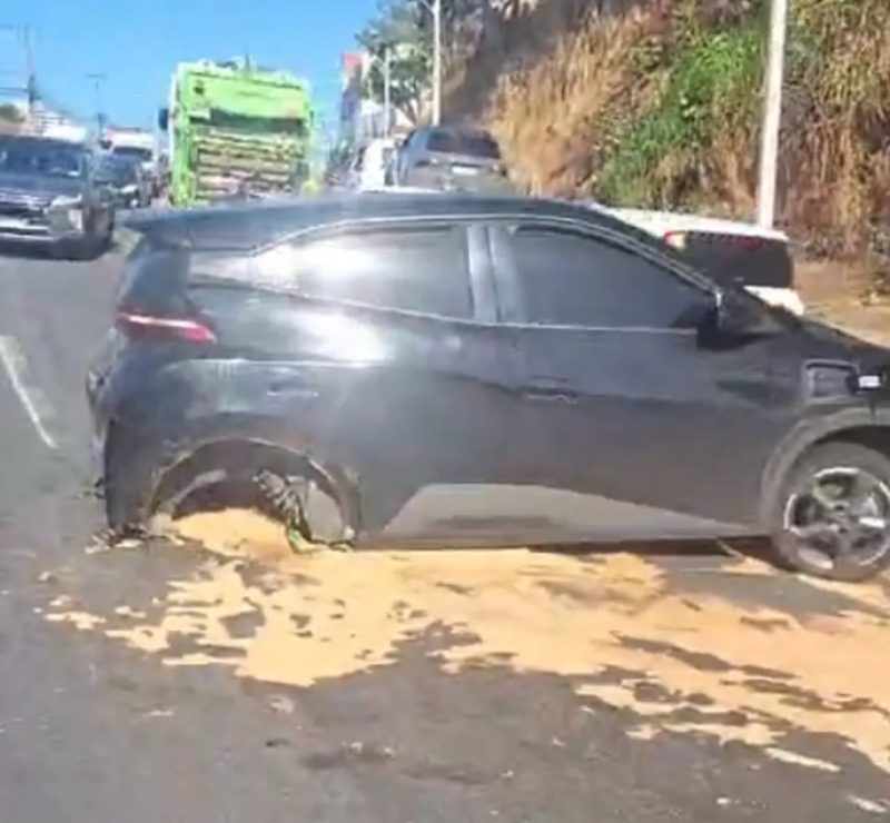 Engavetamento entre quatro carros causa vazamento de combustível em Maceió; VÍDEO