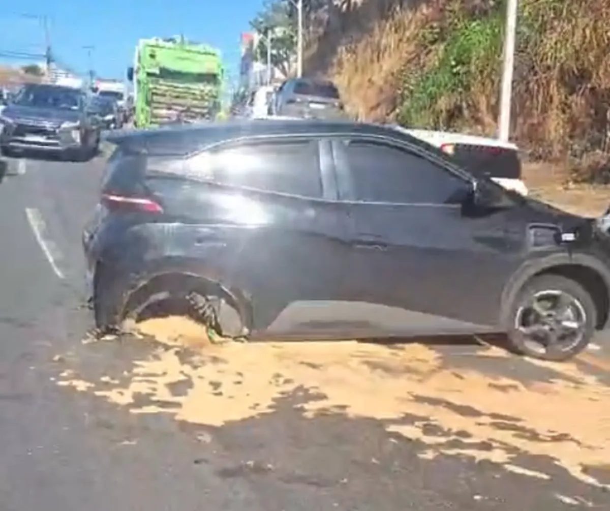Engavetamento entre quatro carros causa vazamento de combustível em Maceió; VÍDEO