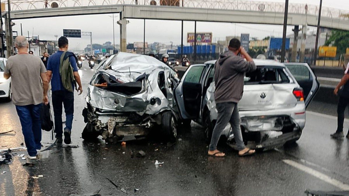 Engavetamento na Via Dutra, na Baixada Fluminense, deixa 1 morto
