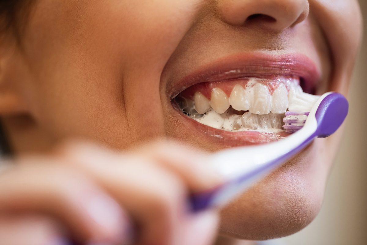 Escovar os dentes com força pode causar traumas na gengiva e no esmalte