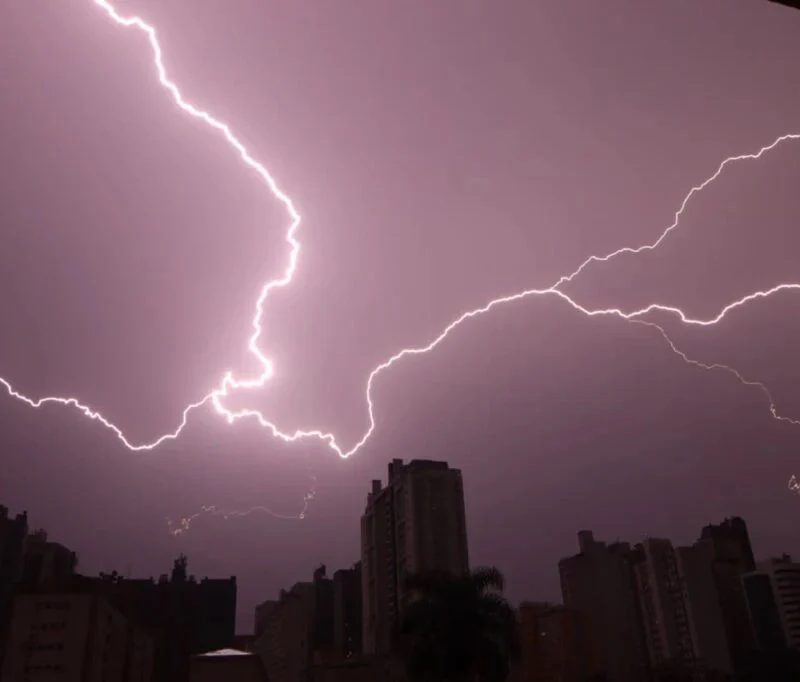 Esta quinta-feira fica chuvosa no Paraná; sexta e sábado serão de fortes tempestades