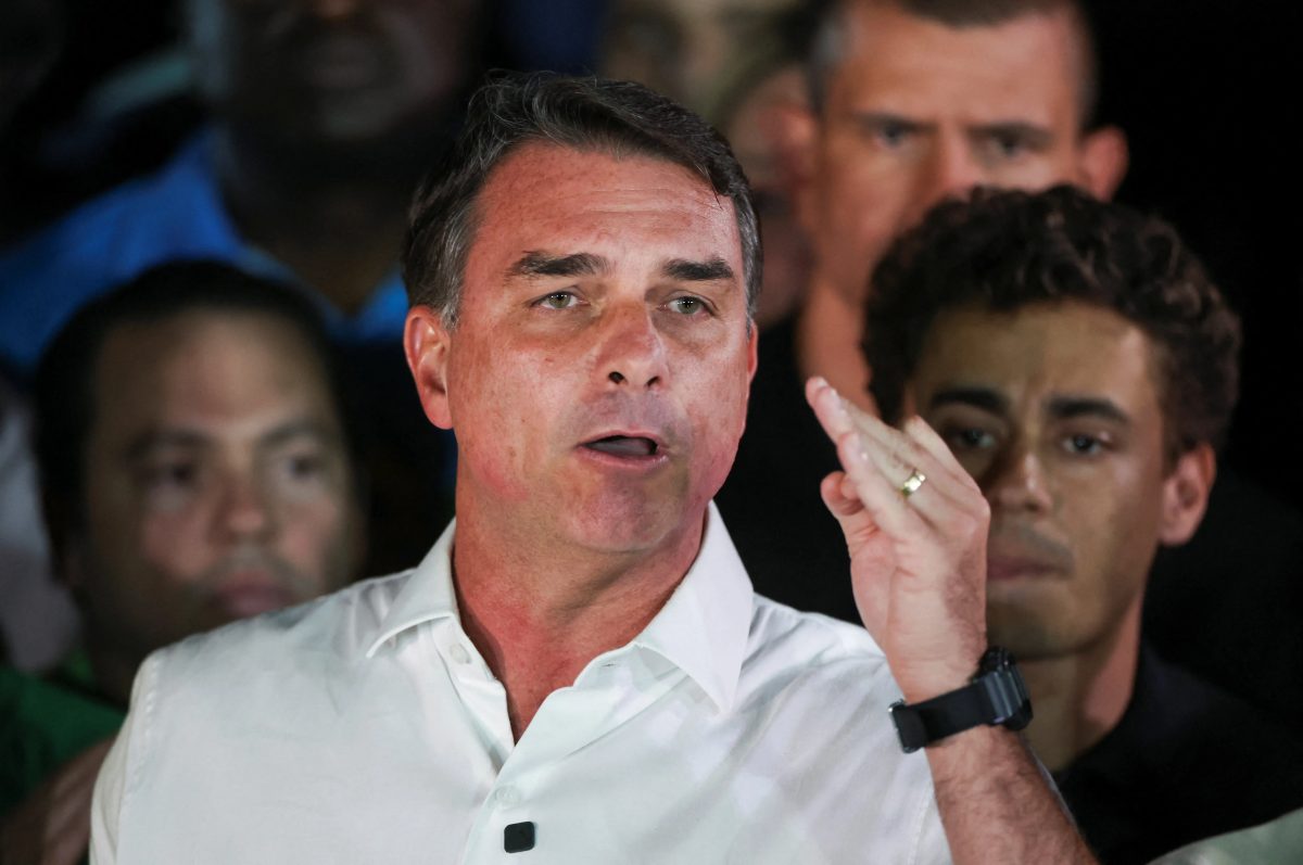 Ex-coordenador de campanha afirma que Flávio Bolsonaro queria 'dar um tempo' e diz não saber paradeiro dele