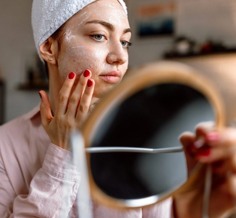 Excesso de skincare pode prejudicar a pele e estar relacionado à compulsão