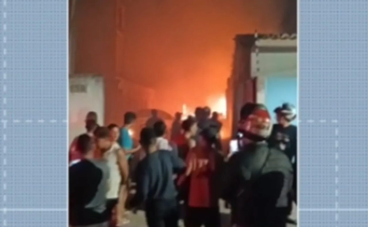 Explosão de fogos de artifício causa incêndio em casa em Arapiraca, no Agreste de AL