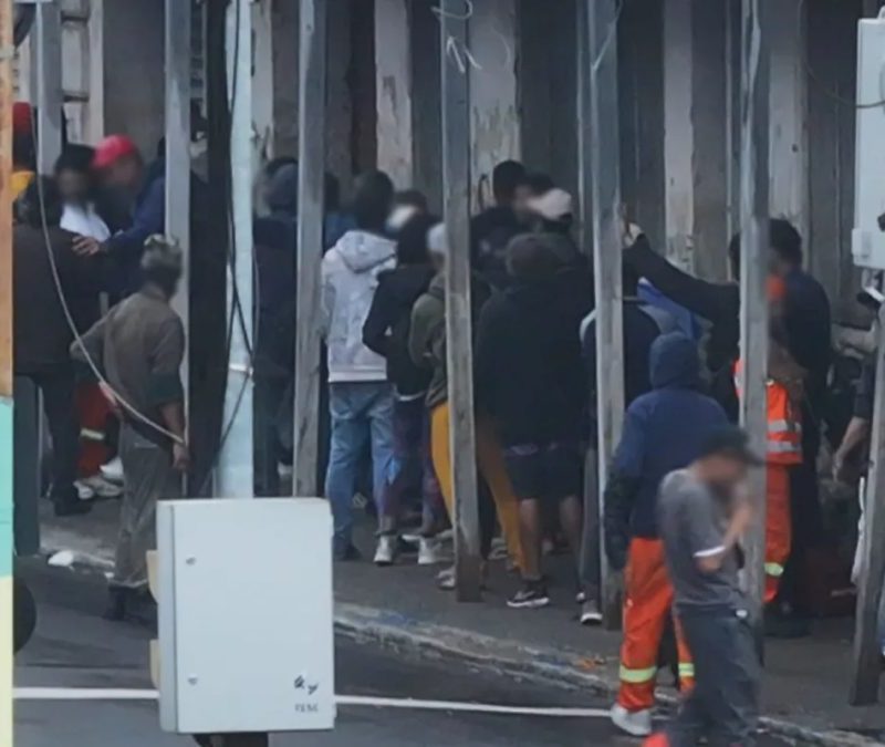 ‘Feirão de drogas’: Flagrantes mostram venda e consumo perto de rodoviária e postos de polícia em Porto Alegre