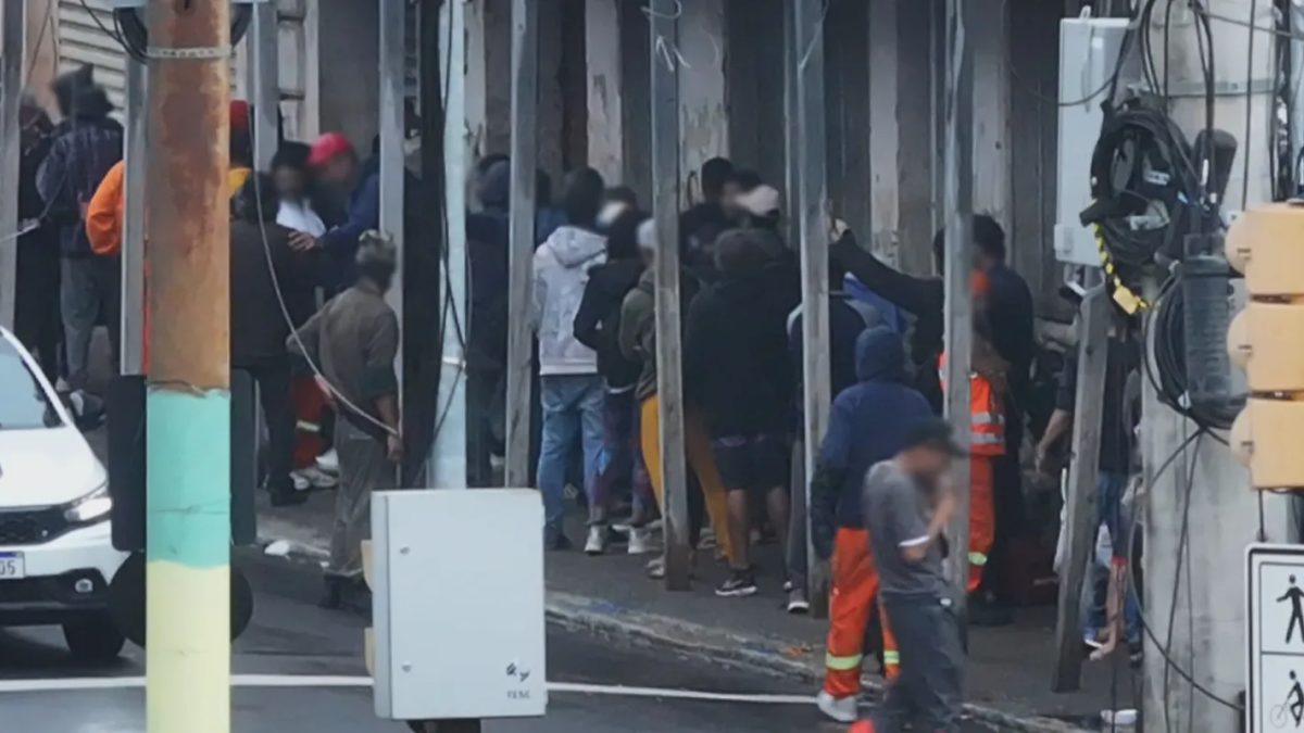 'Feirão de drogas': Flagrantes mostram venda e consumo perto de rodoviária e postos de polícia em Porto Alegre