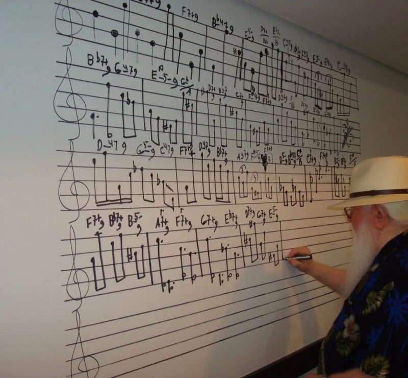 Feito de som: nos 12 anos em que viveu em Curitiba, Hermeto Pascoal deixou música até nas paredes