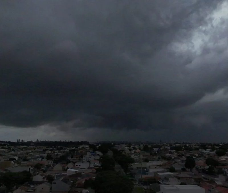 Feriadão terá céu nublado, chuva e risco de tempestade no Paraná