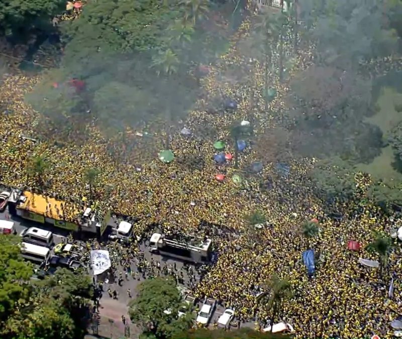 Flávio arrasta multidão em motocarreata em Belo Horizonte