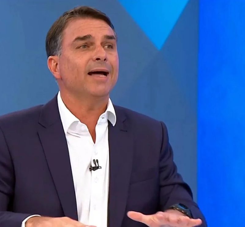 Flávio Bolsonaro deixou o Brasil por Foz do Iguaçu, no Paraná
