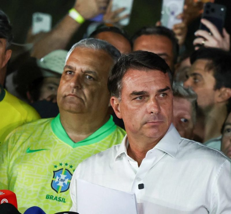 Flávio Bolsonaro descumpre prazo e não entrega passaporte à PF