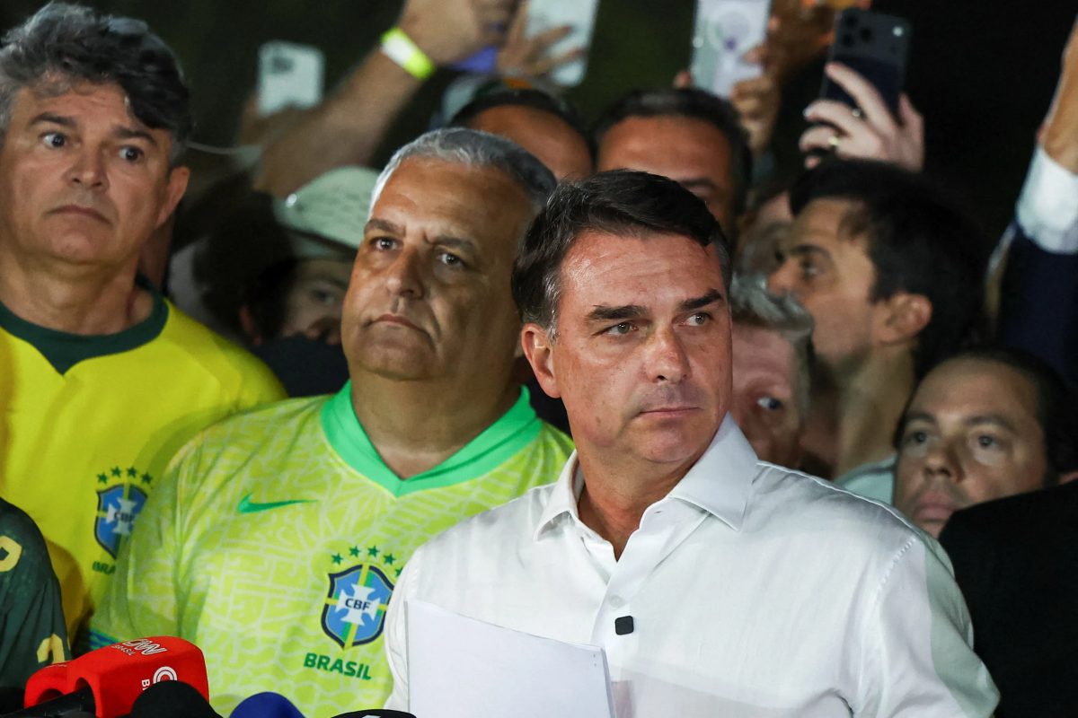 Flávio Bolsonaro descumpre prazo e não entrega passaporte à PF
