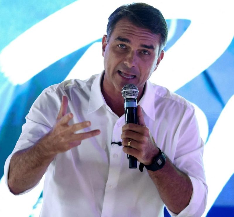 Flávio Bolsonaro diz que canal da campanha de Lula no WhatsApp faz ‘divulgação de mentiras em massa’