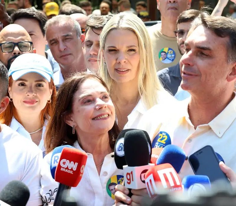 Flávio Bolsonaro faz ato no Rio ao lado de Douglas Ruas