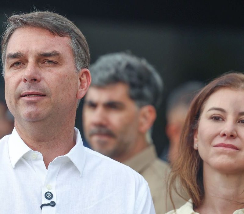 Flávio Bolsonaro participa de missa na Catedral de Brasília