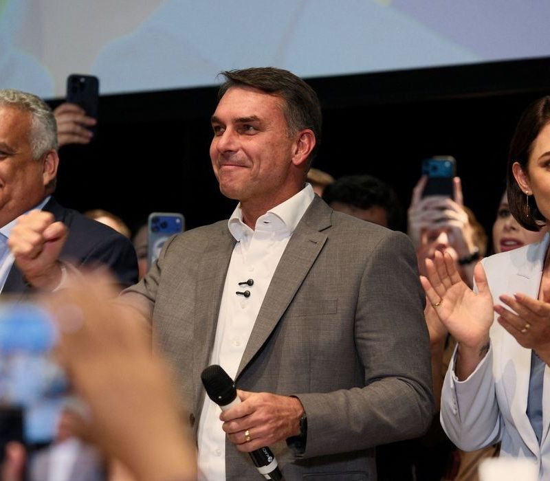 Flávio Bolsonaro recebe apoio de partidos e fala em mudar Constituição