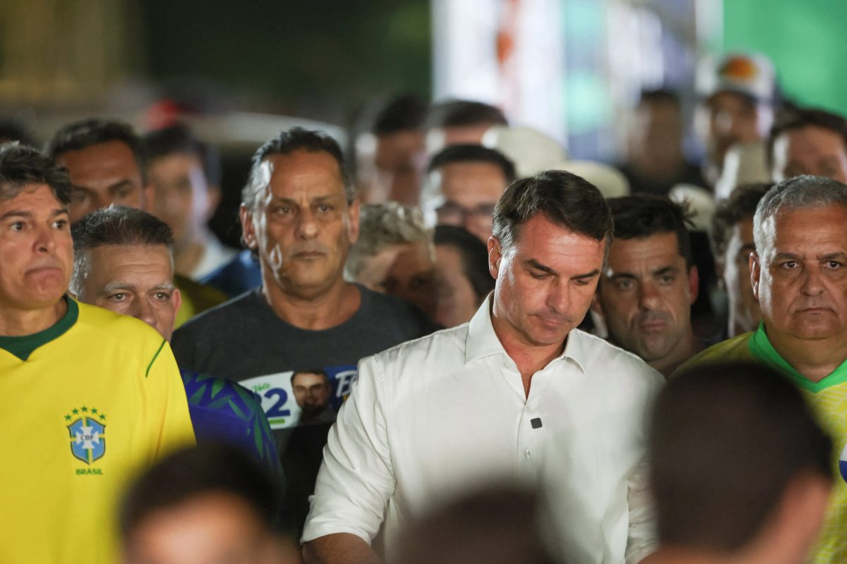 Flávio Bolsonaro teve menos votos em 939 cidades na comparação com o 1º turno; veja lista