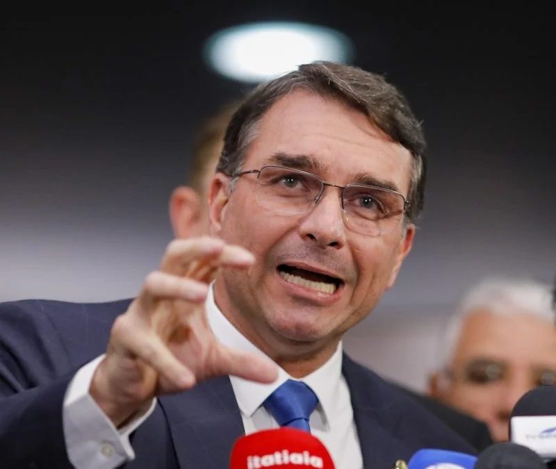Flávio descumpre ordem de Moraes e não entrega passaportes à PF