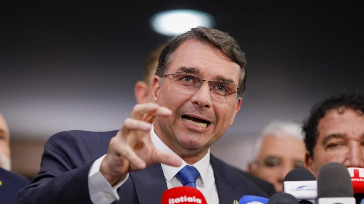 Flávio descumpre ordem de Moraes e não entrega passaportes à PF