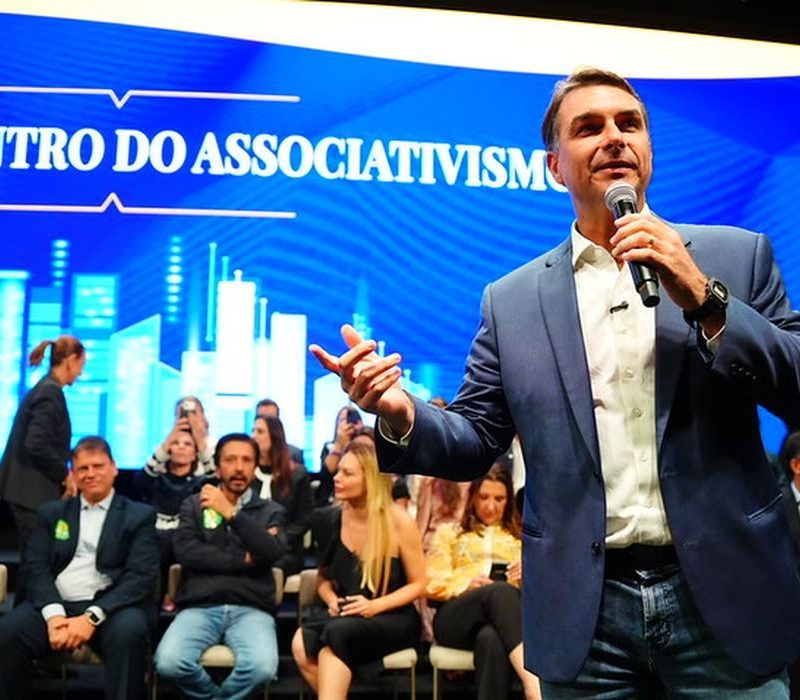 Flávio faz visita ao pai em prisão domiciliar e recebe apoios em SP