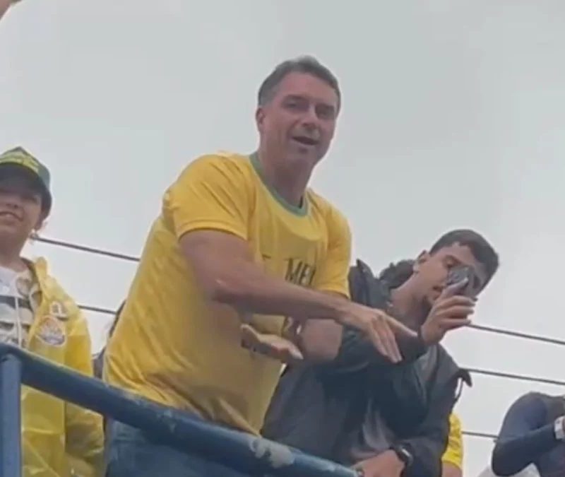 Flávio fecha campanha do 1º turno no Rio e diz que eleição já “acabou”