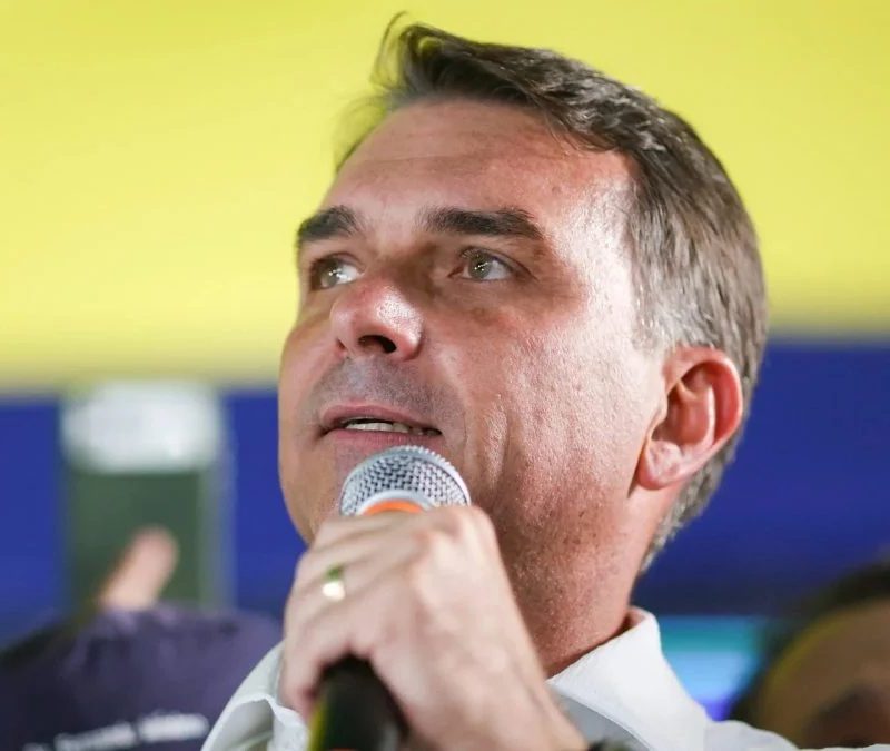 Flávio pede que eleitores corram mais riscos nas redes sociais