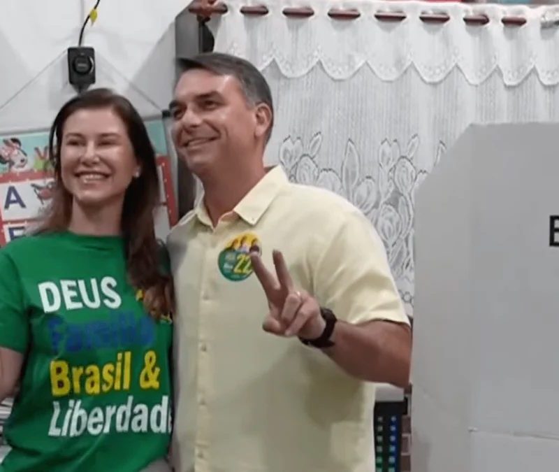 Flávio vota na zona norte do Rio ao lado da mulher e de aliados