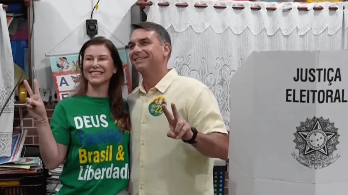 Flávio vota na zona norte do Rio ao lado da mulher e de aliados