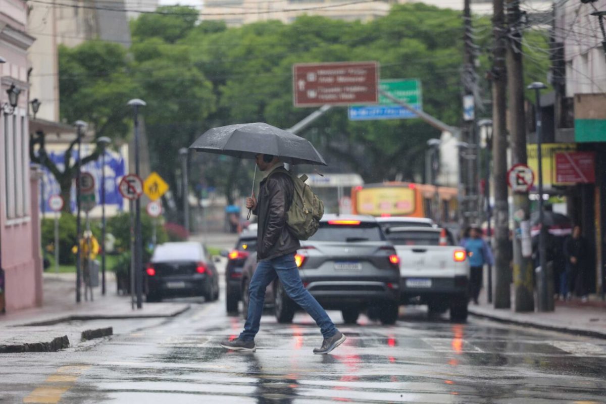 Frio perde força e tempestades estão no horizonte do Paraná