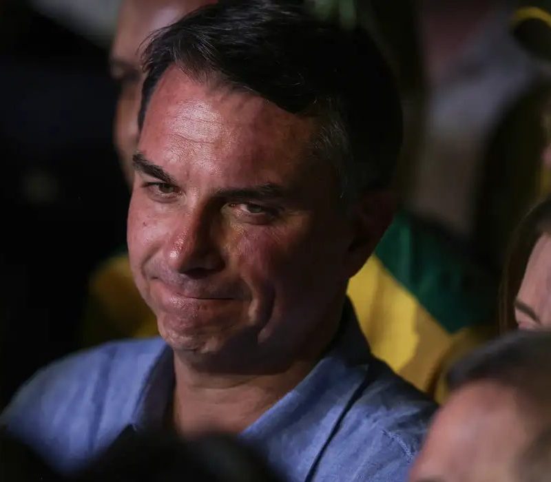 Fuga e carta golpista ampliam isolamento de Flávio Bolsonaro