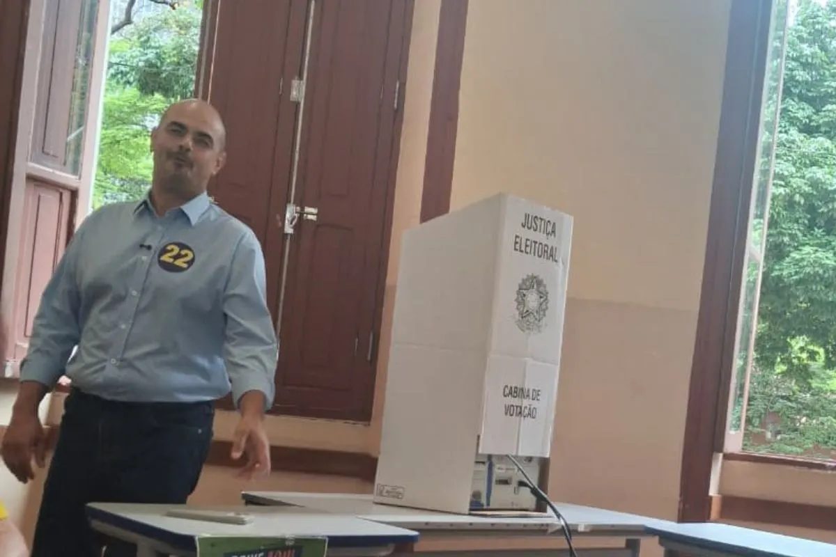 Governador de Minas Gerais Mateus Simões vota em Belo Horizonte