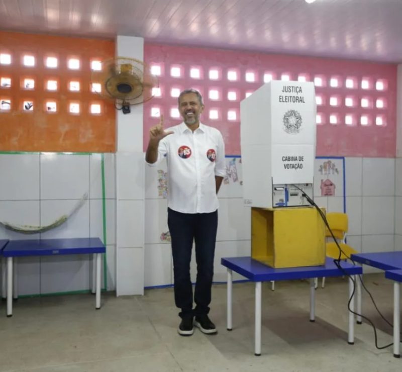 Governador Elmano de Freitas (PT) vota em Caucaia, na Grande Fortaleza