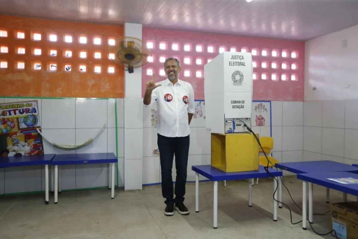 Governador Elmano de Freitas (PT) vota em Caucaia, na Grande Fortaleza