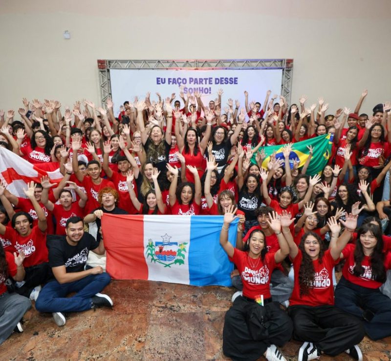 Governo de Alagoas entrega kits para estudantes intercambistas do Daqui pra o Mundo