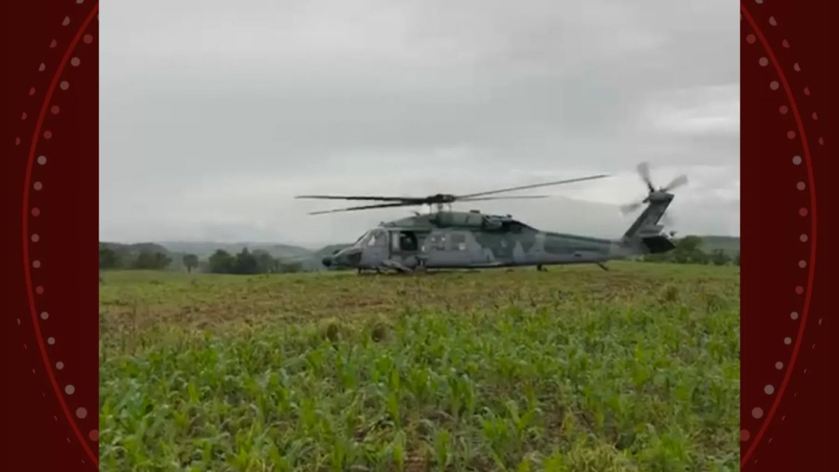 Helicóptero da Força Aérea Brasileira assusta moradores com pouso de emergência em plantação de milho, no Paraná