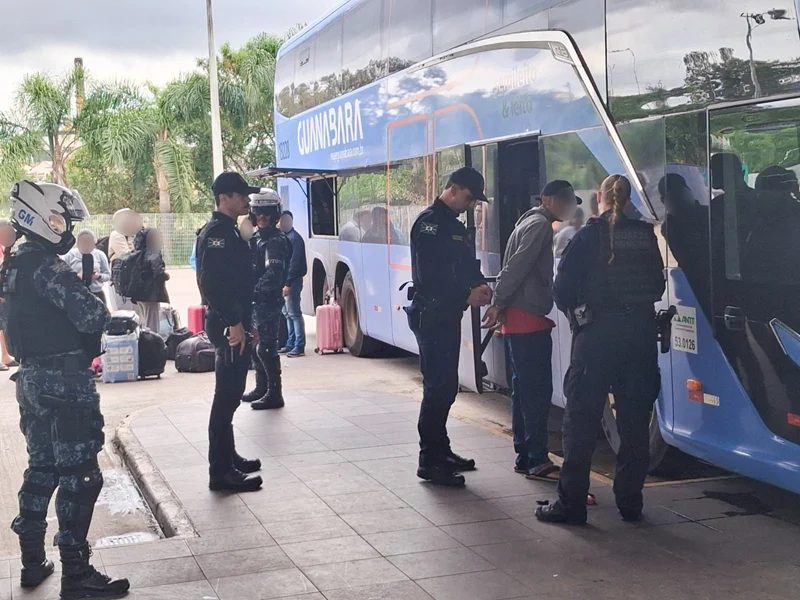 Homem com mandado de prisão por homicídio é preso na Rodoferroviária de Curitiba