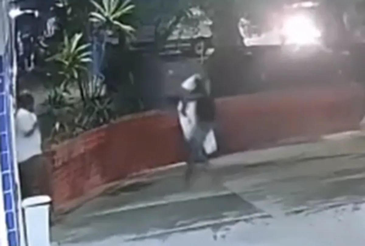 Homem é assassinado a tiros em frente à maternidade no Recife; VÍDEO