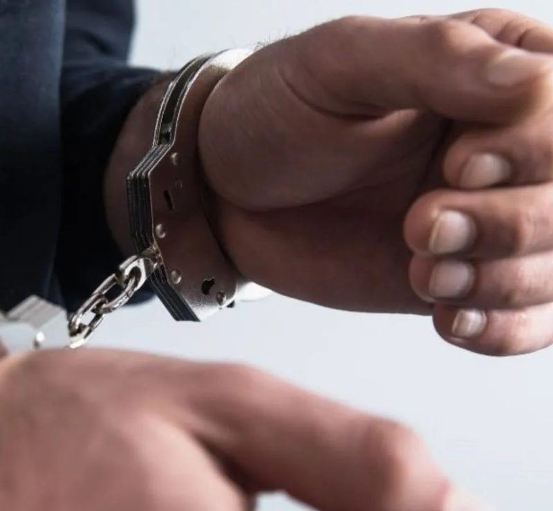 Homem é preso suspeito de estuprar enteado após buscá-lo em escola no Benedito Bentes, em Maceió