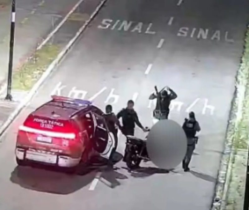 Homem furta moto, perde o controle do veículo duas vezes na fuga e é preso em Fortaleza; veja vídeo