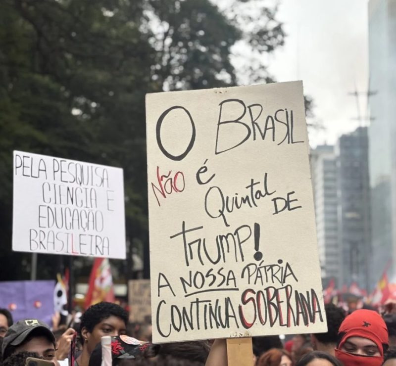 Homem rasga bandeira dos EUA em ato pró-Lula na Paulista