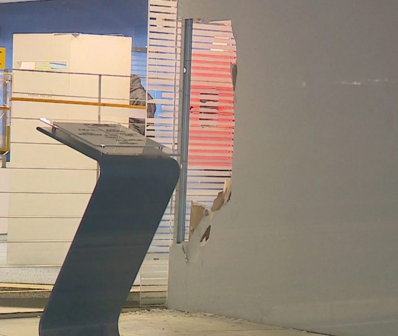 Homem se esconde em agência de banco, espera fechar, furta armas e consegue fugir em Porto Alegre