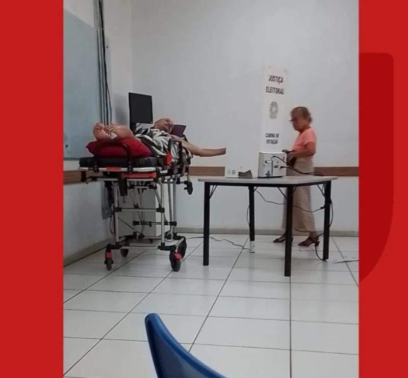 Homem tetraplégico há nove anos se emociona ao receber ajuda para votar na Bahia