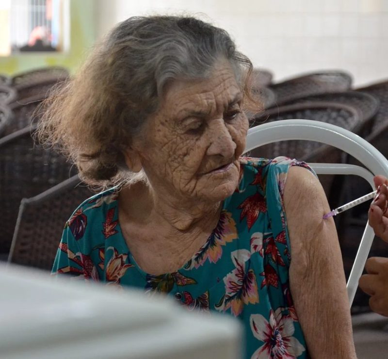 Idosos a partir de 85 anos podem receber vacina Pneumo 20 em Pernambuco: veja como se imunizar