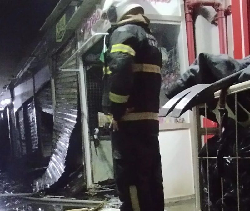 Incêndio atinge cinco boxes em centro comercial em Fortaleza